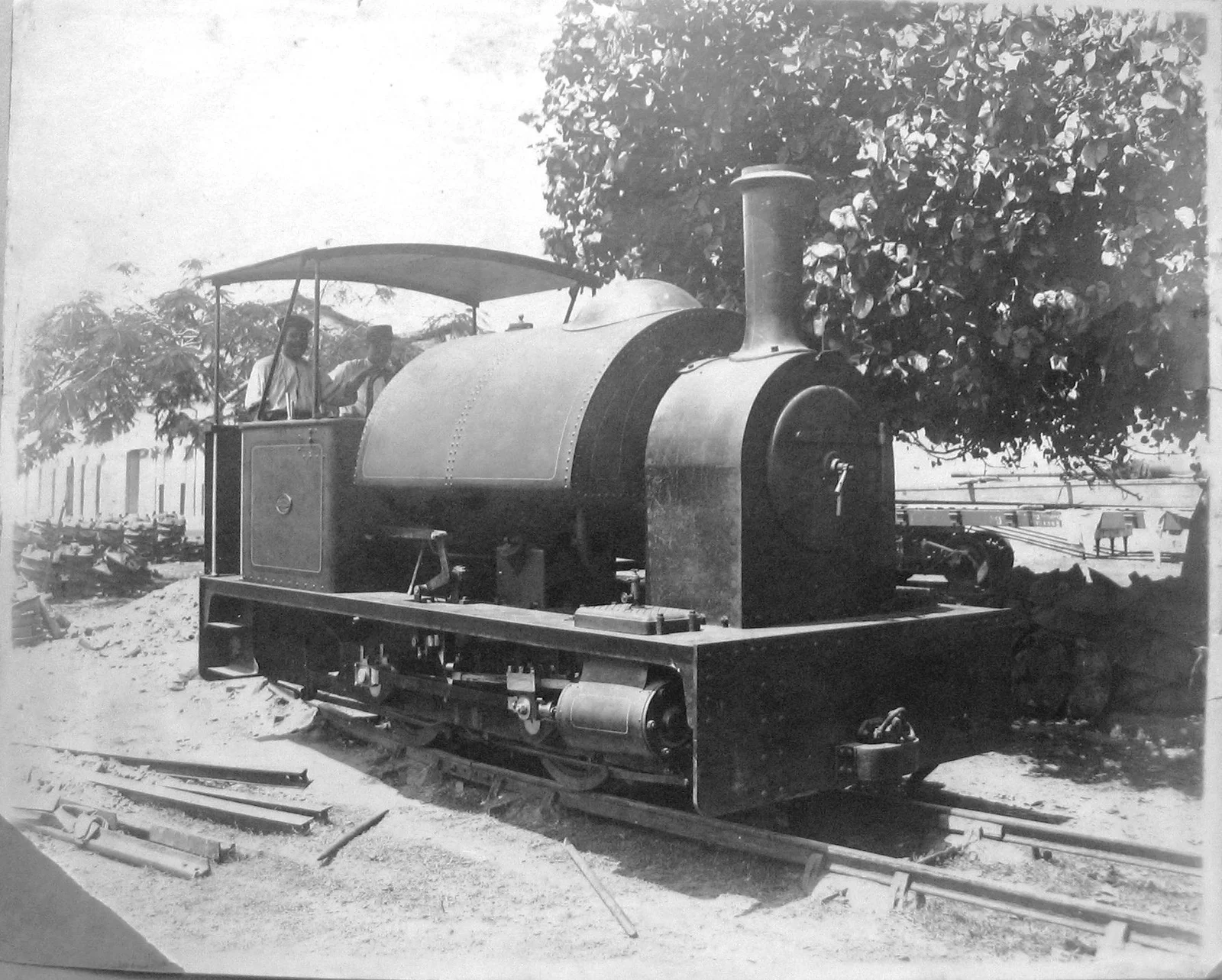 Trabalhadores negros conduzindo uma locomotiva