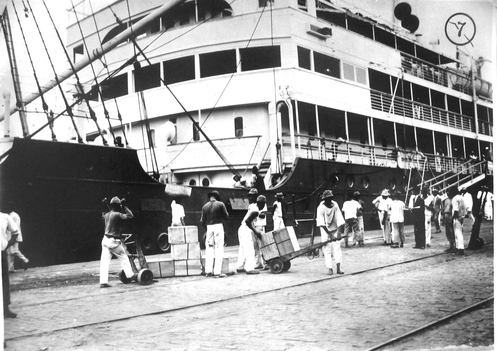 Trabalhadores negros carregando navio