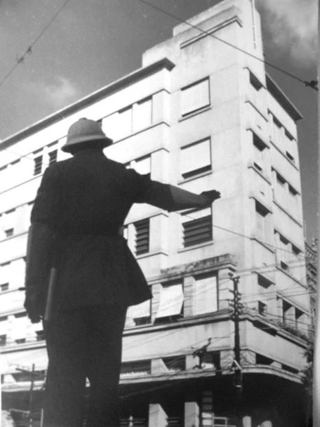Trabalhador em frente a um prédio