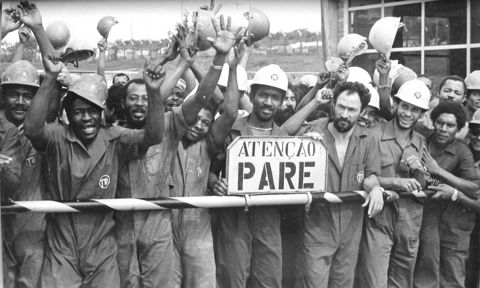Trabalhadores negros do polo petroquímico de Camaçari posando para a foto