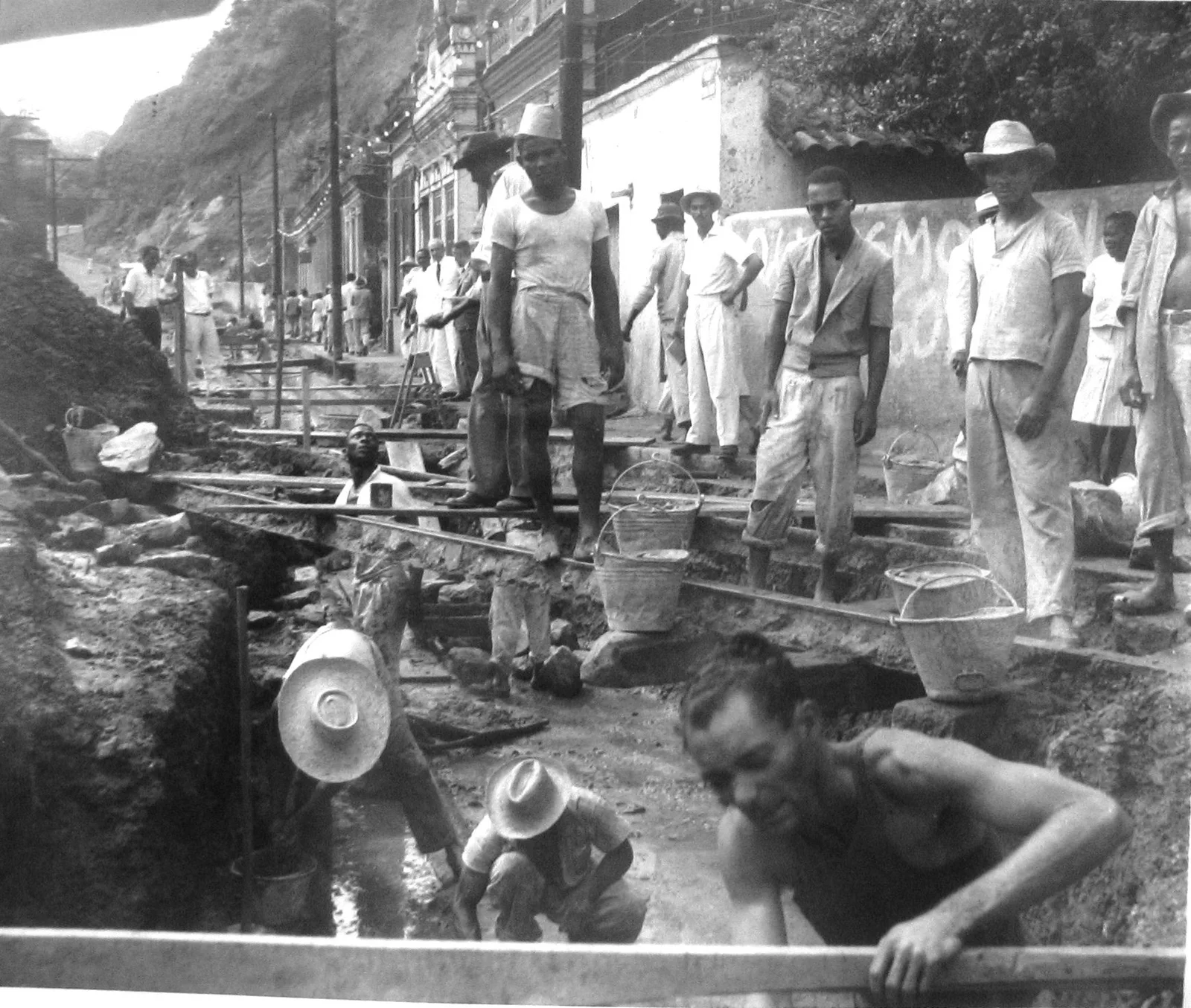 Trabalhadores negros construindo sistema no solo.
