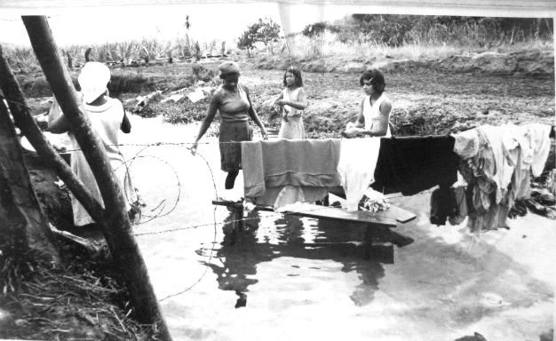 Lavadeiras em ofício em um córrego