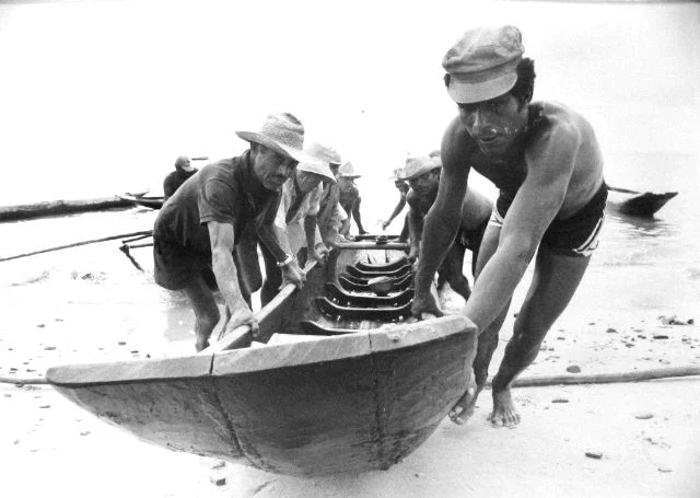 Pescadores atracando