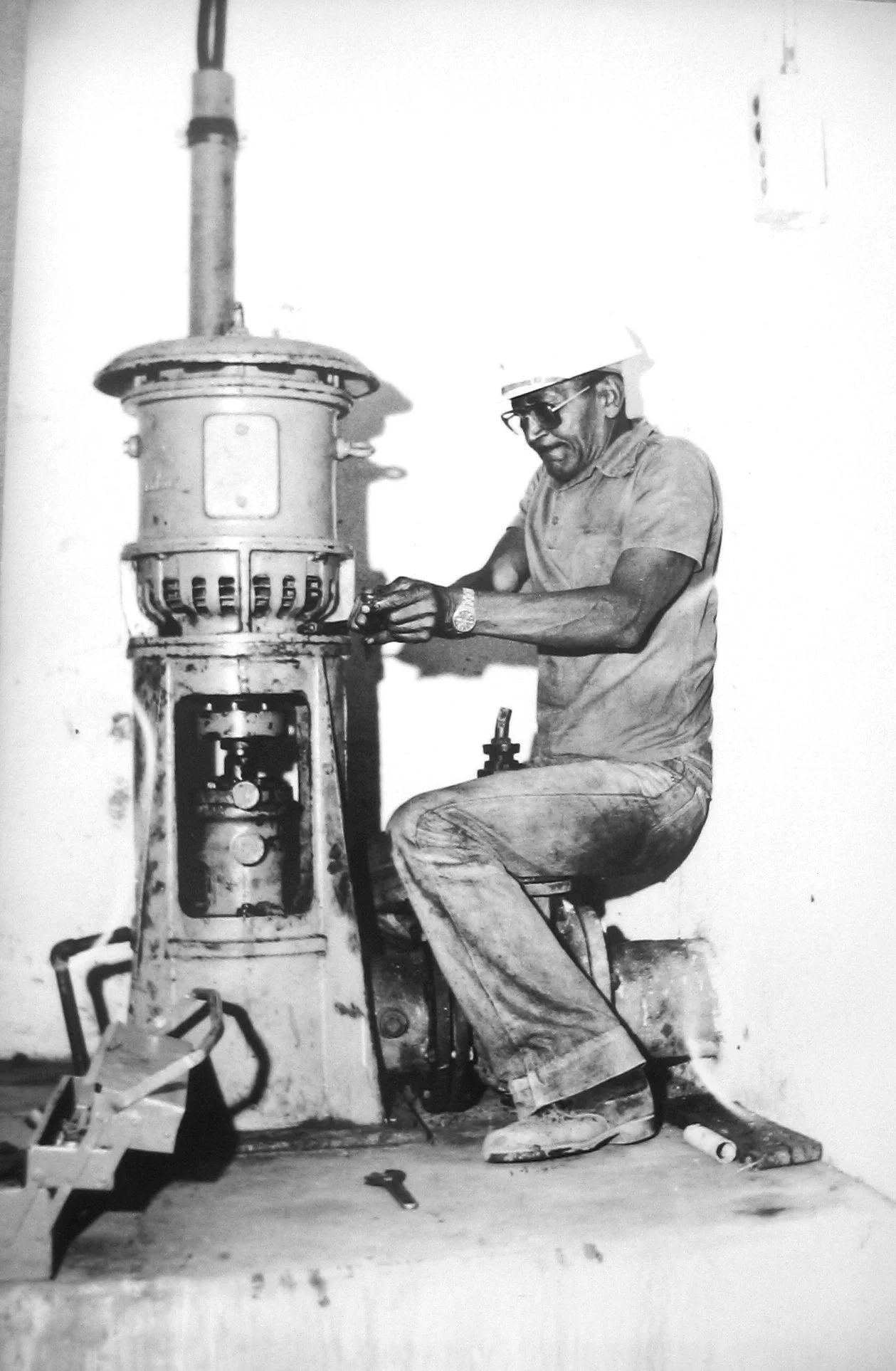 Trabalhador negro reparando máquina
